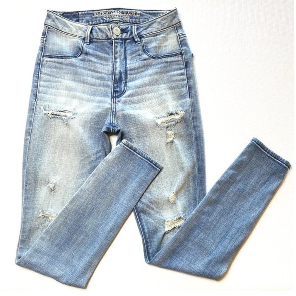 AE Distressed Sky High Jeggings Light Wash. 2 REG